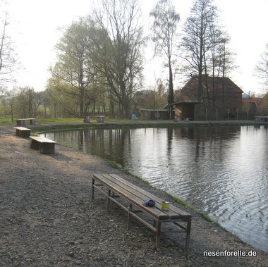 Lachsforellenteich mit Anglerb&auml;nken