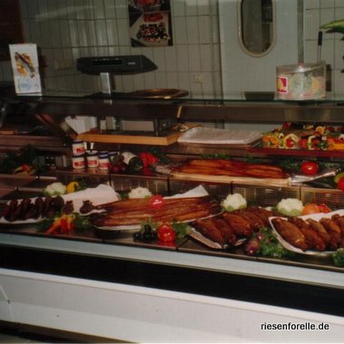 Gro&szlig;e Au&szlig;wahl an Frisch und R&auml;ucherfisch bieten unser Verkaufstehken